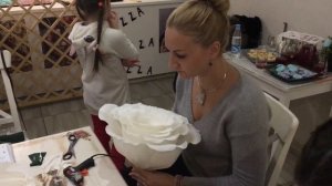 МК «Гигантская Роза из гофрированной бумаги»