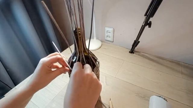 МК. Бутылка оплетенная обшарпанными бумажными трубочками. смотреть онлайн