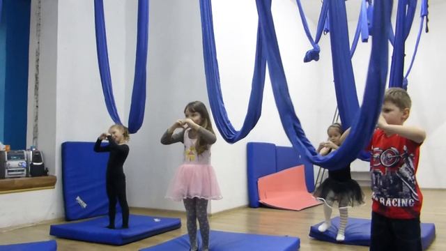 Студия фитнеса "SkyLife" Гимнастика на гамаках - детское выступление тренировка, разминка (ч.2)