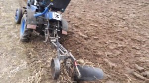 Мототрактор оранка плугом пл4