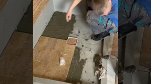 Мужик делает слив в душе