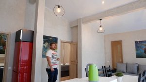 Компактный одноэтажный дом в стиле фахверк/Фахверковый дом из бетона на склоне/РумТур