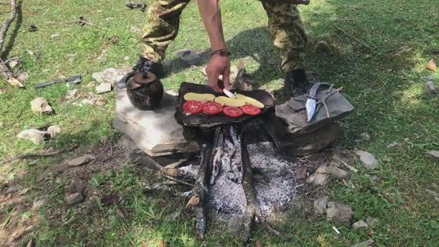 5-дневный кемпинг на выживание - Я встретил медведя в лесу - Готовлю еду на природе в диких условиях смотреть онлайн