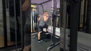 Зашагивания на тумбу в тренажере Смита
