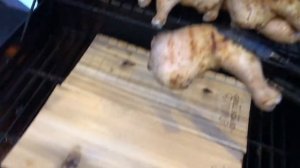 Кедровые дощечки для копчения. Копчу курицу на газовом гриле.