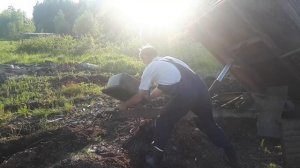 Спасаем провалившуюся соседскую телегу Трактором Т-40АМ!!!