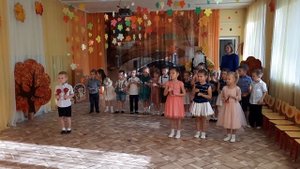 Дети играют на музыкальных инструментах в старшей группе