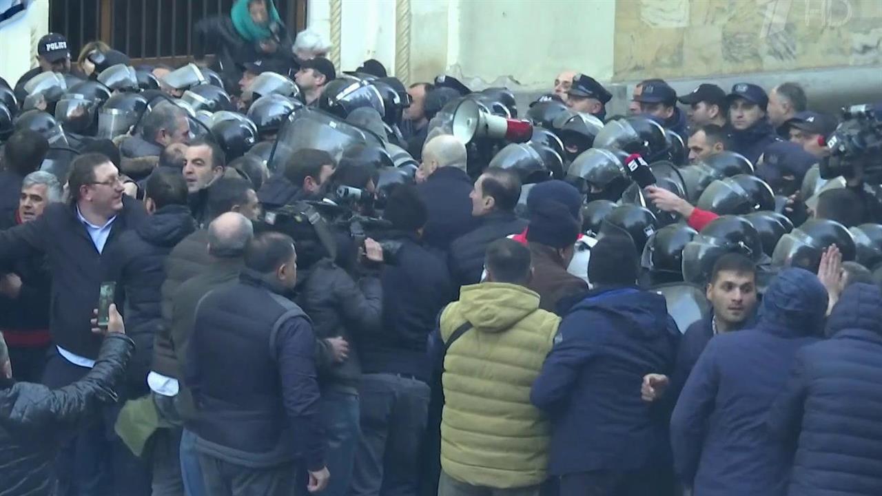 В Тбилиси продолжается акция протеста оппозиции