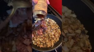 Каша перловая с грибами и тушенкой в горшочке