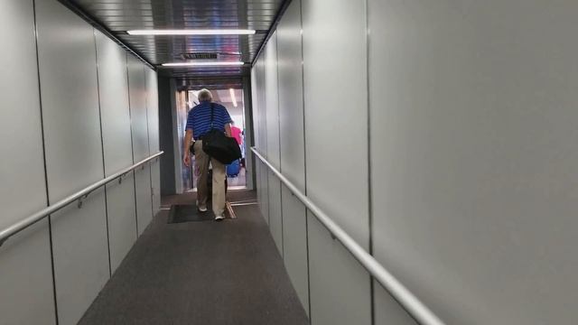 Deplaning Southwest Airlines 737-300 from Atlanta, GA Gate A5 Raleigh/Durham Airport Raleigh, NC смотреть онлайн