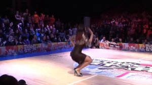 Девушка танцует на высоких каблуках