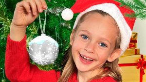 Новогодняя детская песня от Майи и Маши - Украшаем ёлочку