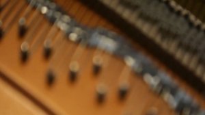 Белый рояль в международном аэропорту Красноярск