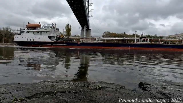 Теплоход Волгонефть-115 между 2м и 1м шлюзами