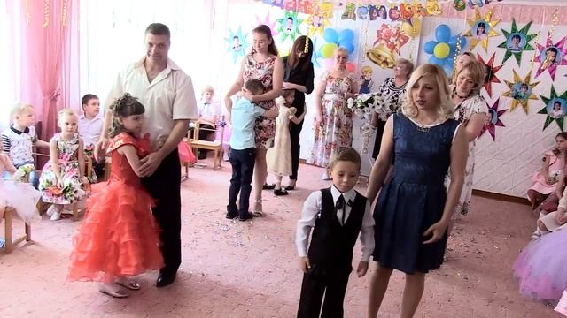 Трогательный танец родителей с детьми на выпускном! смотреть онлайн