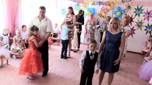 Трогательный танец родителей с детьми на выпускном!