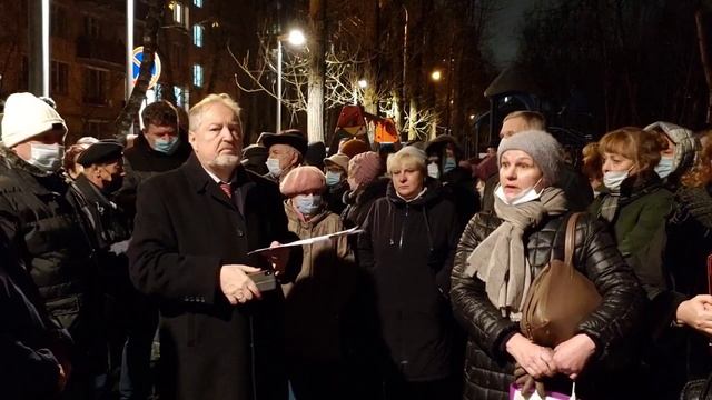 Москва. Сотни жителей Гольянова пришли на встречу с депутатом Обуховым