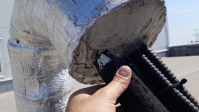 Узел прохода труб  кондиционера через кровлю.