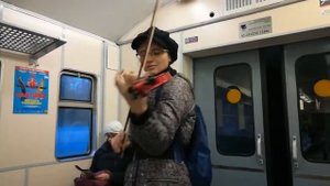 Девушка в электричке шикарно играет на скрипке