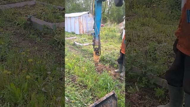 Как бурит #миниэкскаватор. Ямы - лунки под забор.