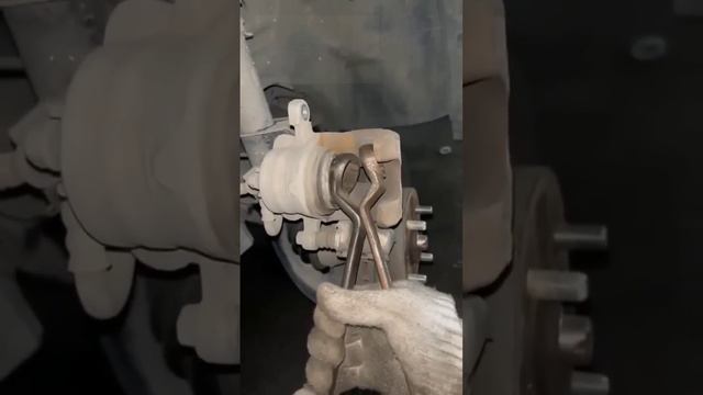 Как сжать тормозной цилиндр