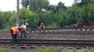 Укладка пути краном УК-25