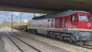 Тепловоз ТЭ109 с платформами для перевозки рельсов