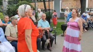 Танцуем и Поём под гармошку у входа в ГОМЕЛЬСКИЙ Парк... Лето ...2022года....??????