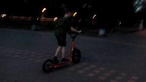 Санютка в 9 лет катается на самокате. Июль 2017