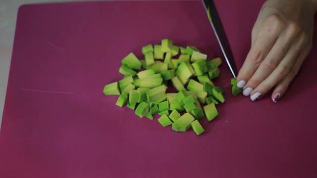 Салат в ананасе с креветками и авокадо