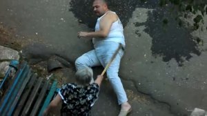 ПЬЯНЫЙ ЧУВАК ПОЛУЧАЕТ ТУМАКИ ОТ ЖЕНЫ . ПРИКОЛ УГАР