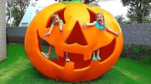 Roma and Diana plays at farm Pony, Family fun for kids activities