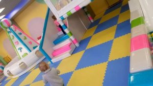 ТЦ. Игровая комната. Горки. Аришка в игровой комнате