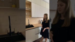 Современная кухня гостиная с барной стойкой в Мегионе