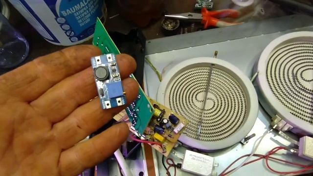 Ремонт двухкомфорочной стеклокерамической плиты, меняю блок питания. смотреть онлайн