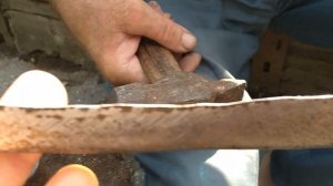 Как клепать косу правильно. Попросил отца показать