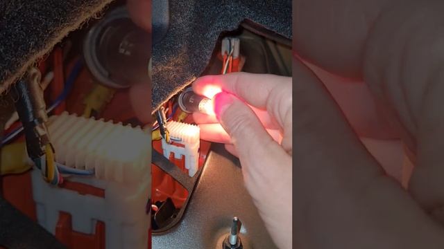 Jak wymienić tylną żarówkę pozycyjną Toyota Auris Hybrid E15 - poradnik смотреть онлайн