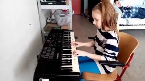 Белые кораблики на пианино.