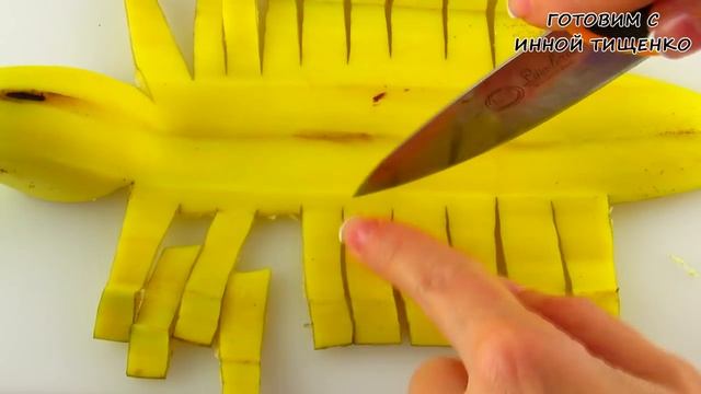 Как красиво нарезать БАНАН на праздничный стол! Нарезка банана в виде дельфина. смотреть онлайн