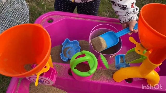 Игры для детей на улице! Дети в песочнице! Веселимся и развлекаемся вместе смотреть онлайн