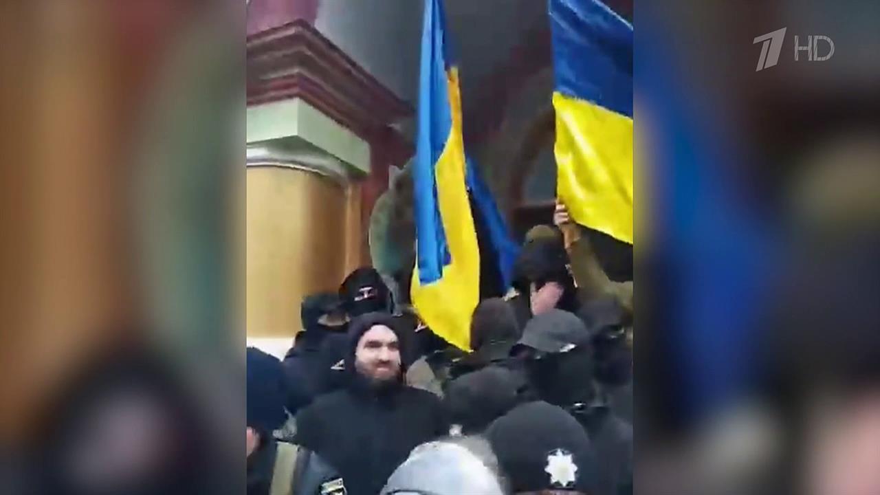 На Украине радикалы захватили храм канонической церкви