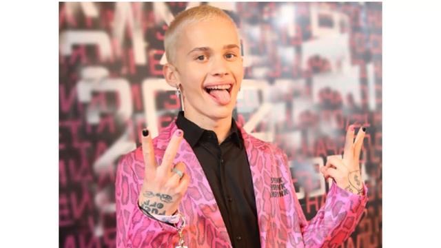 Обнищавший Даня Милохин возвращается в Россию смотреть онлайн