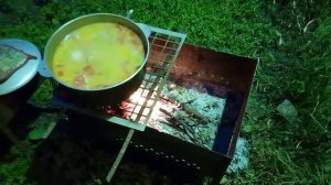 Шурпа с курицей в казане на костре.