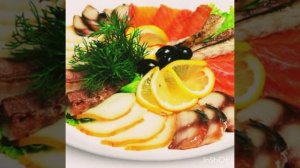 Рыбная нарезка.Красивая нарезка рыбы на тарелке. Праздничное оформление нарезки