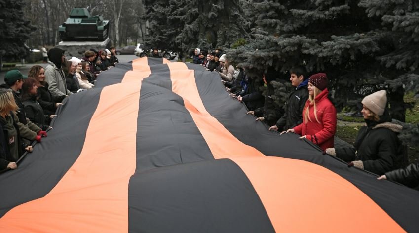 В Ленинградской области развернули гигантскую георгиевскую ленточку