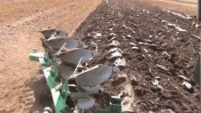 Плуг оборотный Bomet U064 корпусов 3+1 смотреть онлайн