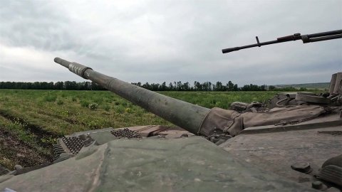По расположениям противника точно бьют российские экипажи танков Т-90 "Прорыв"