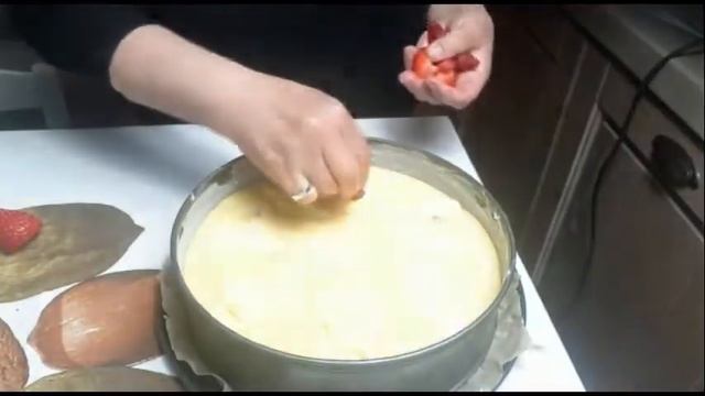 ❣ КЛУБНИЧНЫЙ ПИРОГ С ЗАВАРНЫМ КРЕМОМ ❣ ----- А МНЕ НРАВИТСЯ КУШАТЬ ТАК смотреть онлайн