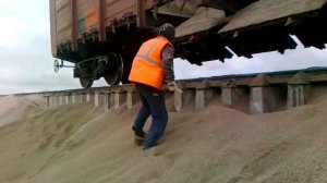 Разгрузка полувагона