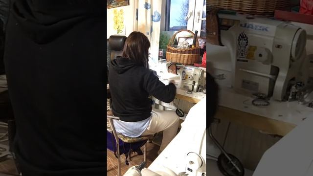 Пошив одежды из футера без начёса, работа на оверлоке и на швейной машинке. смотреть онлайн